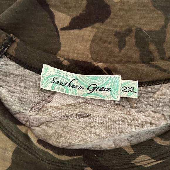 Plus size ladies 2X Southern Grace graphic camo top 3/4 sleeve - Picture 3 of 7